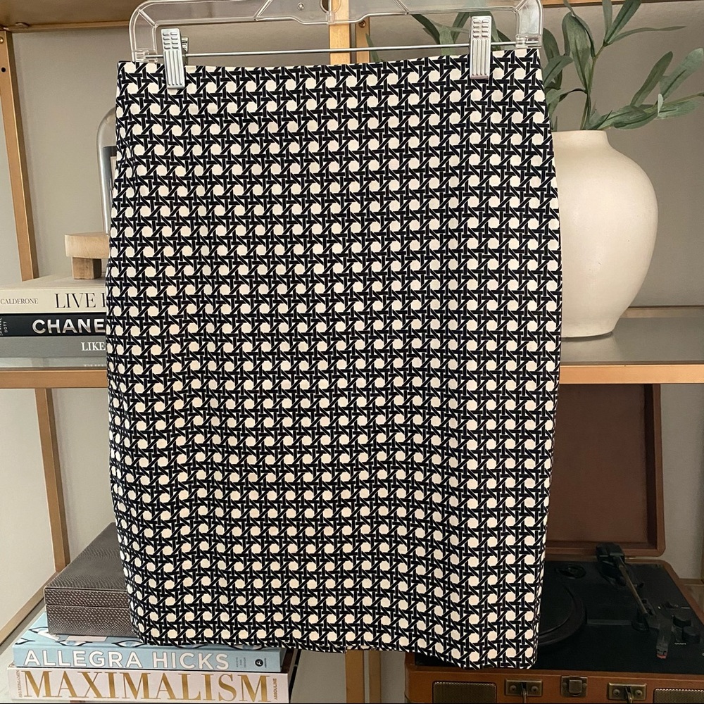 Ann Taylor Black and White Trellis Pattern Pencil Skirt sz 2